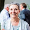 Dagmar Schmidt, Vorstandsvorsitzende von Lausitzer Perspektiven_(c) Florian Bröcker Das Foto zeigt Dagmar Schmidt, Vorstandsvorsitzende von Lausitzer Perspektiven, beim Kamingespräch von Lausitzer Perspektiven in Forst (Juli 2017). Fotografiert von Florian Bröcker.