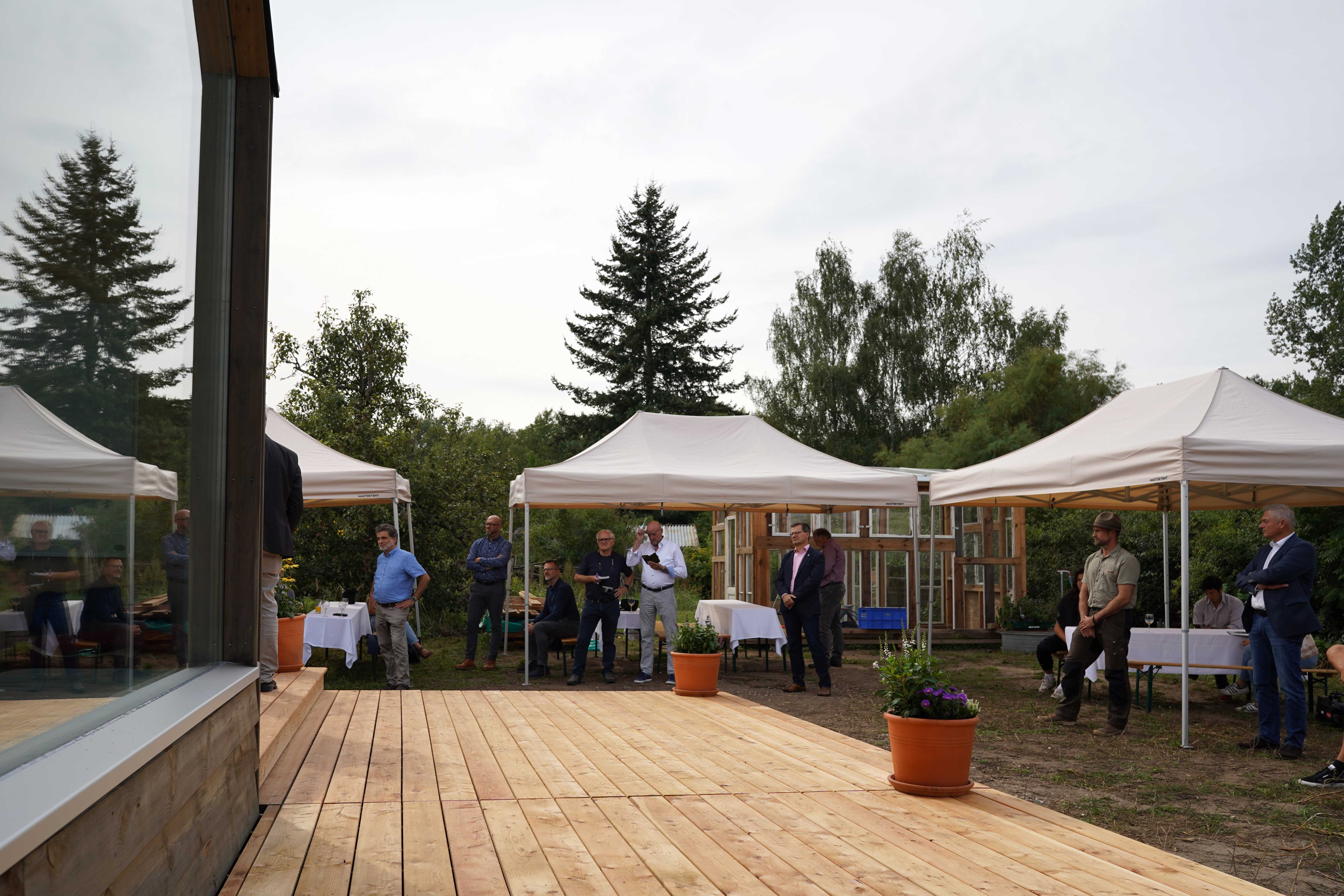 Gäste bei der Eröffnung des Tiny Houses in Raddusch. Foto: Valentina Troendle